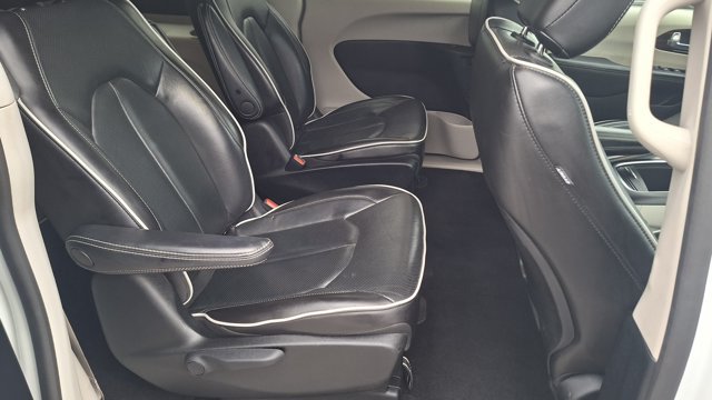 Used 2023 Chrysler Pacifica Limited FWD image 23