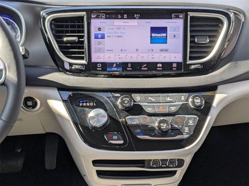 Used 2024 Chrysler Pacifica Touring-L image 19