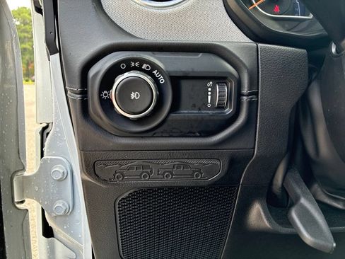 Used 2025 Jeep Wrangler Unlimited Sahara AWD/4WD image 13