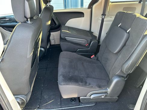 Used 2018 Dodge Grand Caravan SE w/ UConnect Hands-Free Group image 11