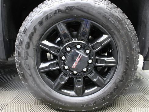 Used 2024 GMC Sierra 2500 AT4 image 8