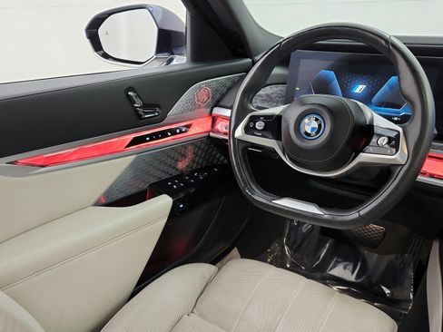 Used 2023 BMW i7 xDrive60 w/ Executive Package 2 AWD/4WD image 22