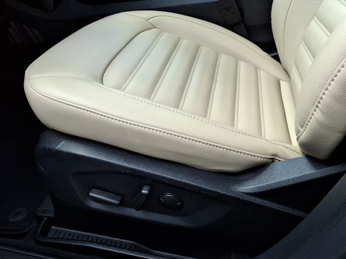 Used 2024 Ford Edge SEL w/ Convenience Package image 9