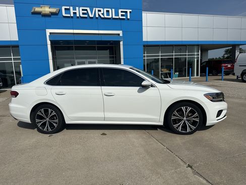 Used 2021 Volkswagen Passat 2.0T SE FWD image 2