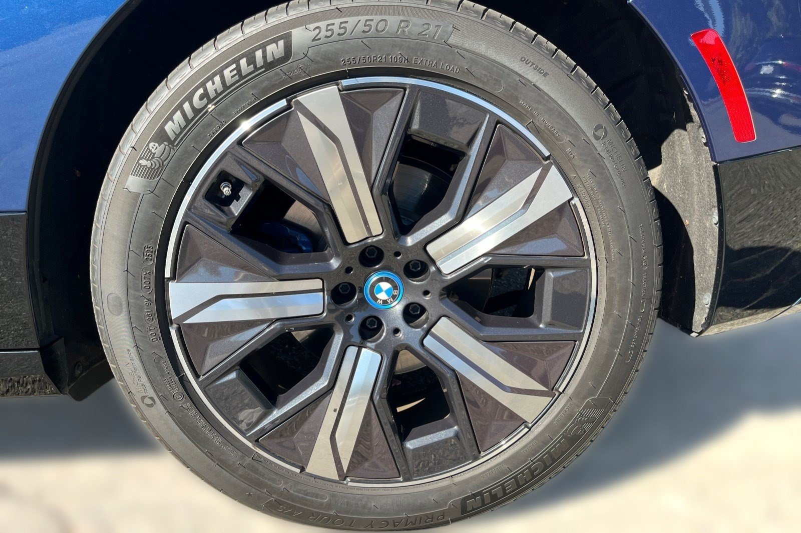 Used 2024 BMW iX xDrive50 w/ Sport Package AWD/4WD image 6