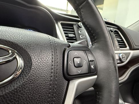 Used 2016 Toyota Highlander XLE AWD/4WD image 15