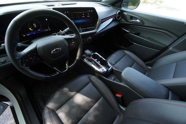 Used 2025 Chevrolet Trax RS FWD image 18