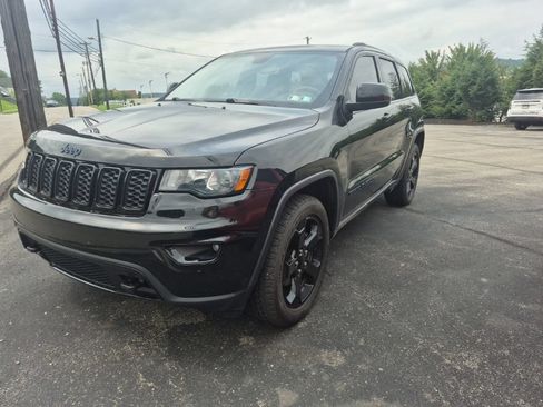 Used 2018 Jeep Grand Cherokee Laredo AWD/4WD image 3