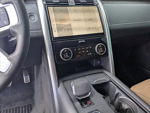New 2025 Land Rover Discovery Dynamic SE image 12