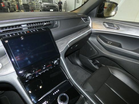 Used 2024 Jeep Grand Cherokee Limited image 11