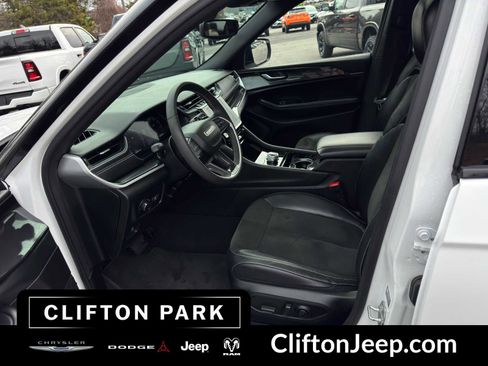 Used 2023 Jeep Grand Cherokee Altitude image 11