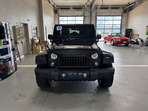 Used 2017 Jeep Wrangler Unlimited Sahara w/ Connectivity Group AWD/4WD image 5