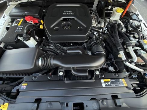 Used 2023 Jeep Wrangler Unlimited Sahara AWD/4WD image 32