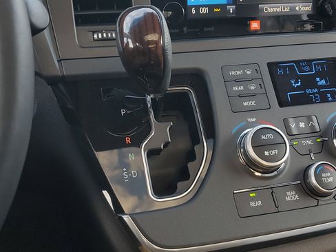Certified 2017 Toyota Sienna XLE image 27
