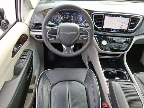 Used 2023 Chrysler Pacifica Limited image 13