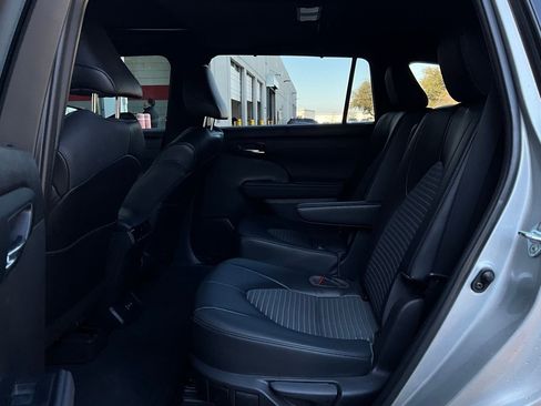 Used 2023 Toyota Highlander XSE image 12