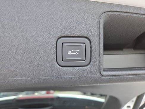 Used 2023 GMC Terrain SLT w/ Tech Package FWD image 17