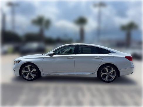 Used 2018 Honda Accord Touring image 3
