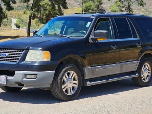 Used 2003 Ford Expedition XLT image 2