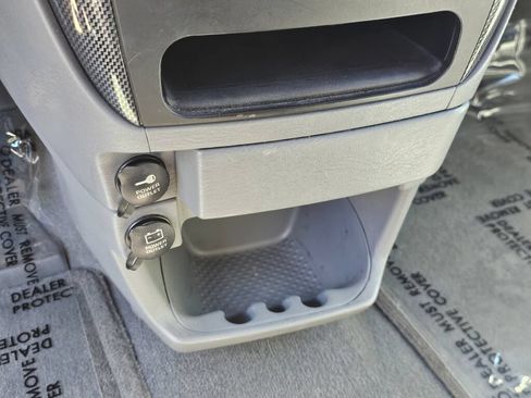 Used 2005 Dodge Grand Caravan SXT w/ Premium Group FWD image 33