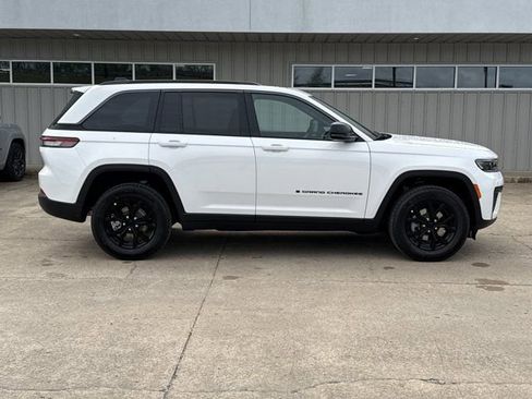 New 2026 Jeep Grand Cherokee Altitude AWD/4WD image 2