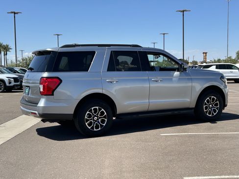 Used 2024 Ford Expedition XLT RWD image 5