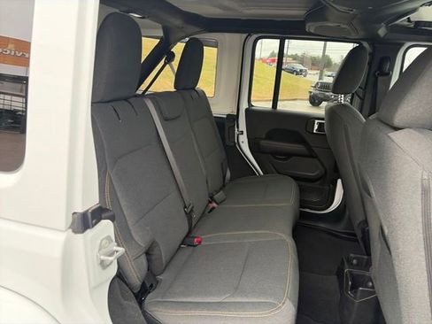 Used 2025 Jeep Wrangler Sahara image 33