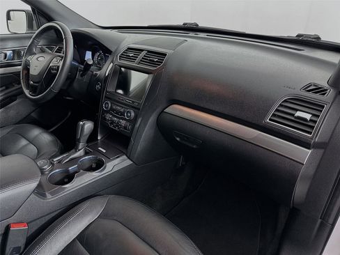 Used 2018 Ford Explorer XLT w/ Equipment Group 202A image 30