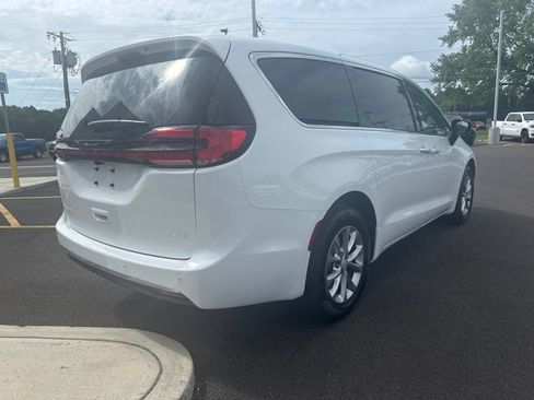 New 2027 Chrysler Pacifica Select AWD/4WD image 8