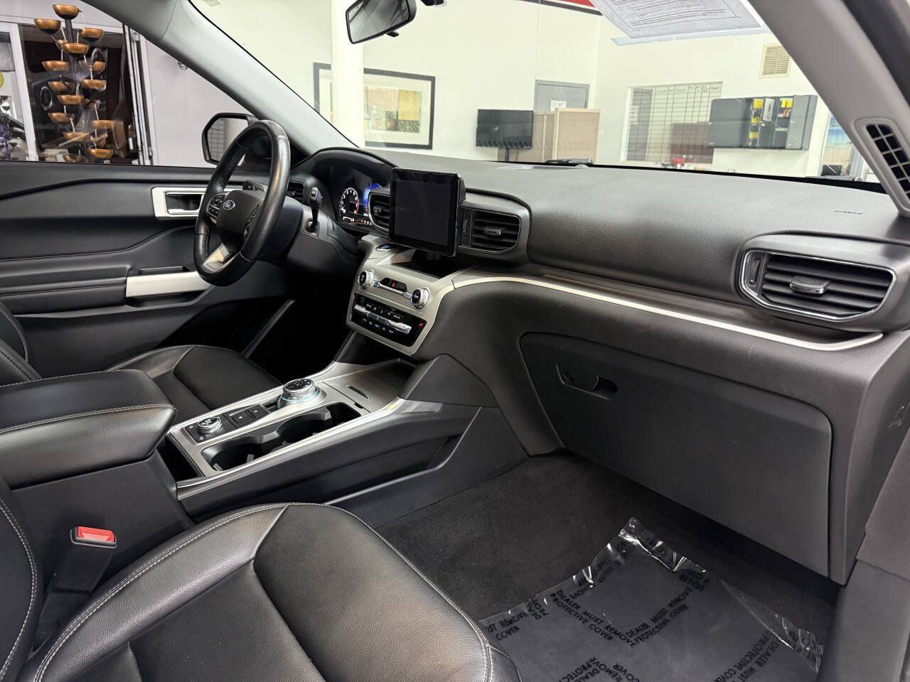 Used 2021 Ford Explorer XLT w/ Equipment Group 202A AWD/4WD image 19