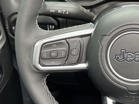 Used 2025 Jeep Wrangler Sahara image 26