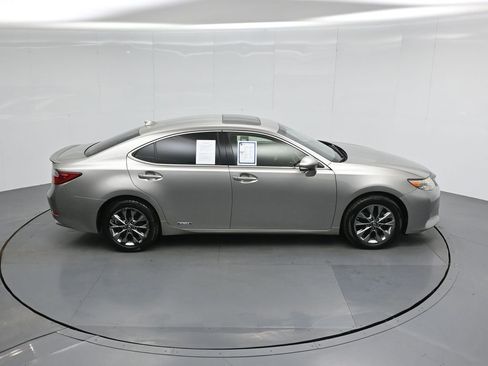 Used 2015 Lexus ES 300h image 39