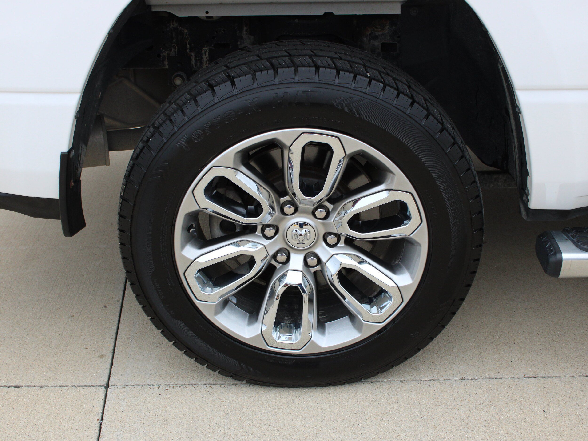 Used 2023 RAM 1500 Laramie AWD/4WD image 16