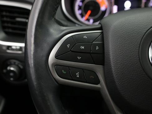 Used 2019 Jeep Cherokee Latitude Plus w/ Comfort/Convenience Group FWD image 33