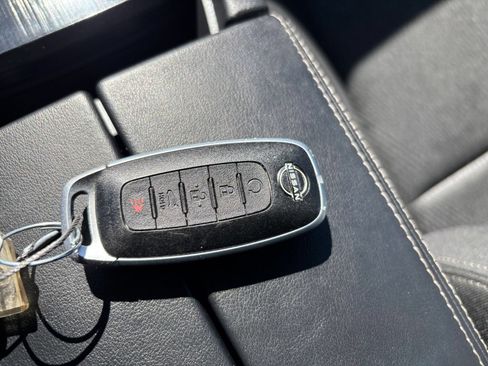 Used 2025 Nissan Rogue SV FWD image 27