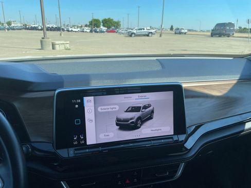 Used 2025 Volkswagen Atlas SE image 17