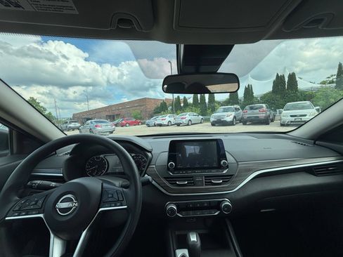 Used 2025 Nissan Altima 2.5 SV FWD image 33
