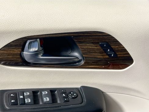 Used 2023 Chrysler Pacifica Limited image 16