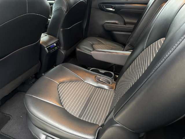 Used 2021 Toyota Highlander XSE FWD image 16