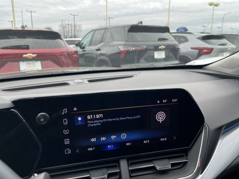 Used 2025 Chevrolet Trax LT w/ LT Convenience Package image 17