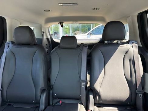 Used 2024 Kia Carnival LX FWD image 14