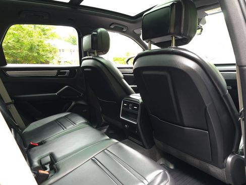 Used 2023 Porsche Cayenne Platinum Edition image 19