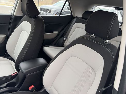 Used 2024 Hyundai Venue SEL FWD image 11