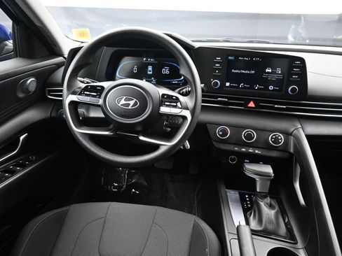 Certified 2025 Hyundai Elantra SE w/ Cargo Package FWD image 19