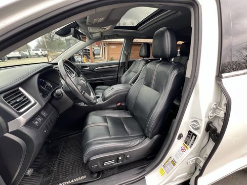 Used 2017 Toyota Highlander SE image 11
