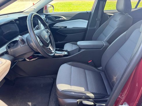 Used 2025 Chevrolet Trax LT w/ LT Convenience Package FWD image 25