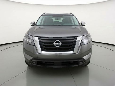 Used 2025 Nissan Pathfinder SV image 2