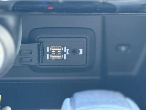 Used 2022 Toyota Venza Limited image 36