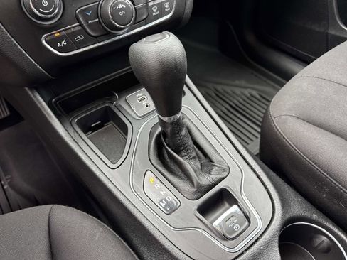 Used 2019 Jeep Cherokee Latitude w/ Popular Appearance Group FWD image 26