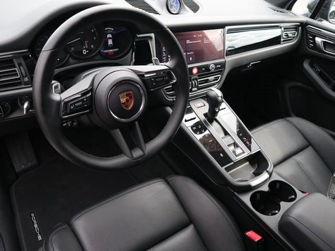 Certified 2024 Porsche Macan image 4